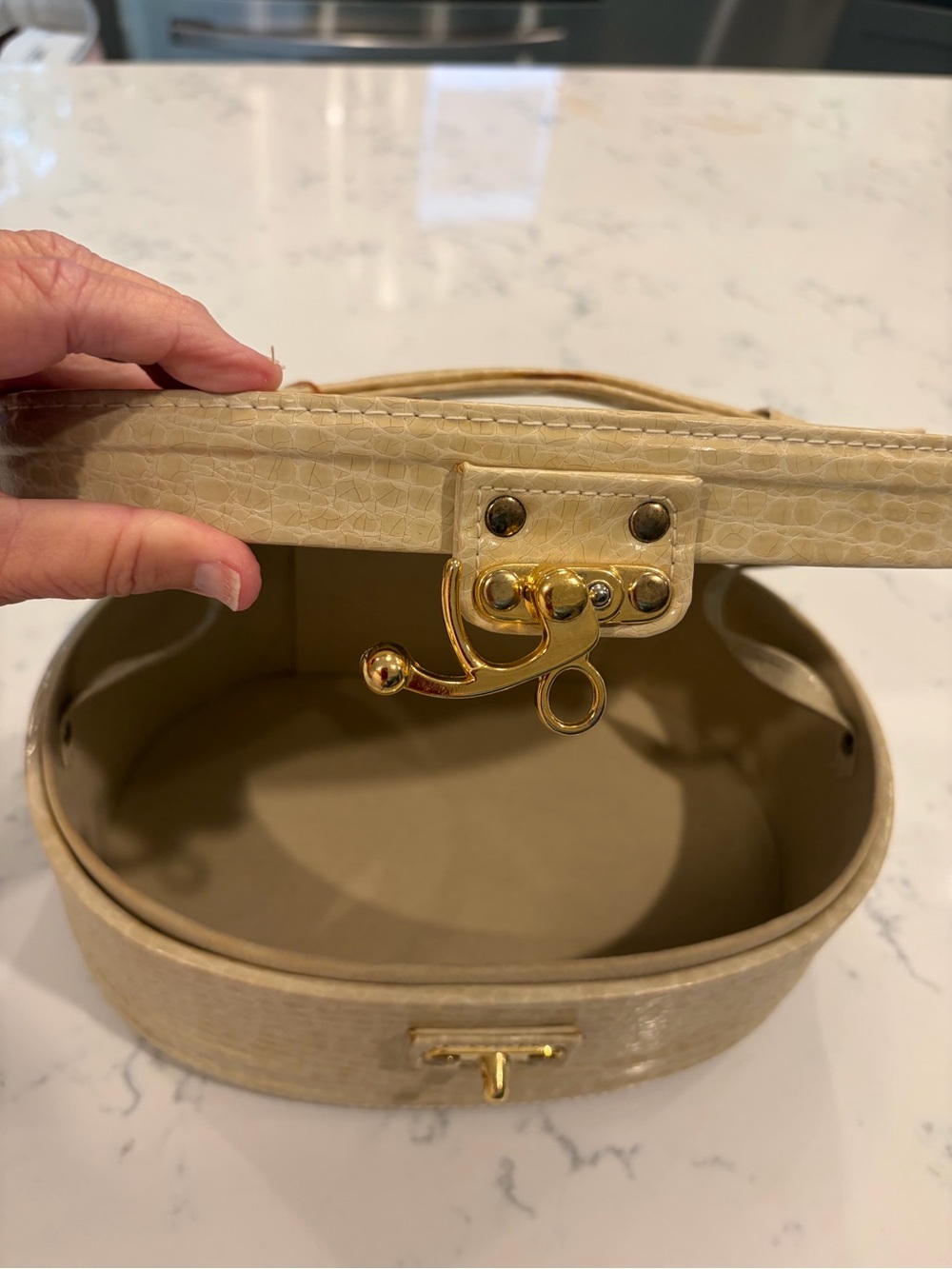 Vintage Bentony Train/makeup Case with Gold Hardware NWT. New old stock - Picture 9 of 9